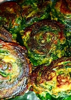 A picture of Arbi leaves pakoda/ fritters.