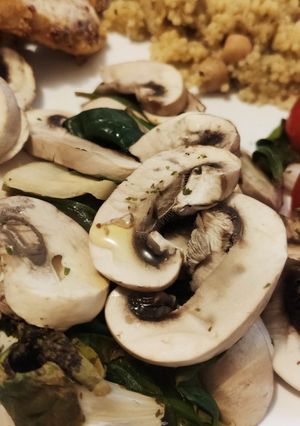 Une photo de Champignons et épinards en papillote