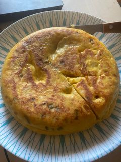 Una foto de Tortilla de patata con cebolla, pimiento y chorizo