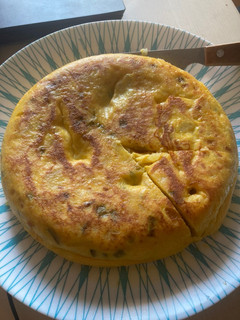 Una foto de Tortilla de patata con cebolla, pimiento y chorizo