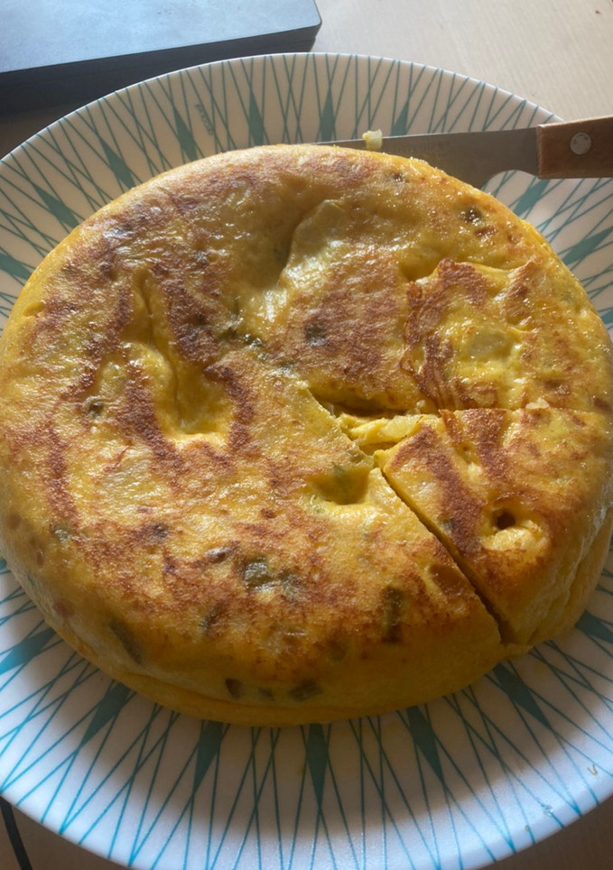 Una foto de Tortilla de patata con cebolla, pimiento y chorizo