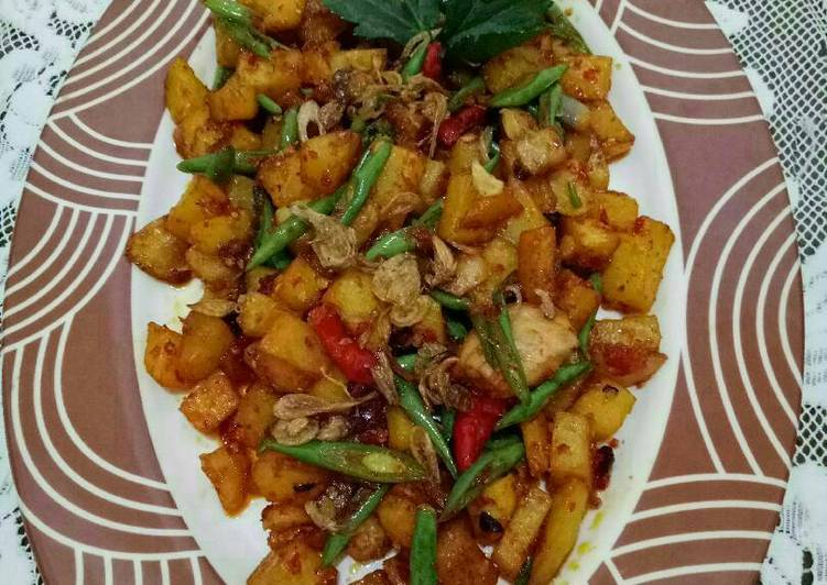 Langkah Mudah untuk meracik Sambel Goreng Kentang Tumis Buncis yang Enak