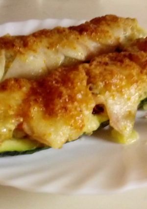 Tonhalas töltött cukkini recept fotója
