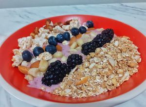 Una foto de Smoothie bowl de berries y frutos secos (desayuno, colación sana