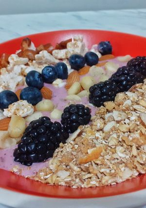 Una foto de Smoothie bowl de berries y frutos secos (desayuno, colación sana