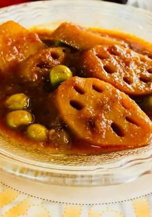 A picture of Lotus stems and peas sabji.