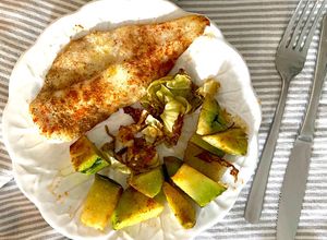 Foto de FILETE de PESCADA ASSADO com COUVE BRANCA e CHUCHU ASSADOS!!