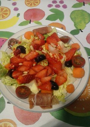 Foto principal de Ensalada con frutos rojos salteados con vinagre de vino blanco