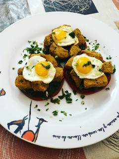 Una foto de Nidos de pinchos morunos con tomate espinacas y huevos de codorniz