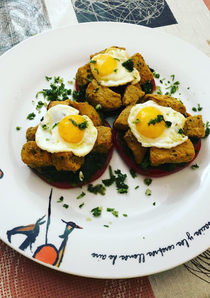 Una foto de Nidos de pinchos morunos con tomate espinacas y huevos de codorniz