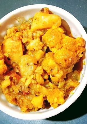 आलू गोभी की सब्जी (Aloo Gobhi ki sabzi recipe in Hindi) रेसिपी मुख्य फोटो