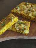 Focaccia al latte curcuma e patate con erbe provenzali