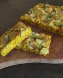 Focaccia al latte curcuma e patate con erbe provenzali