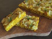 Una foto di focaccia olive lievito madre
