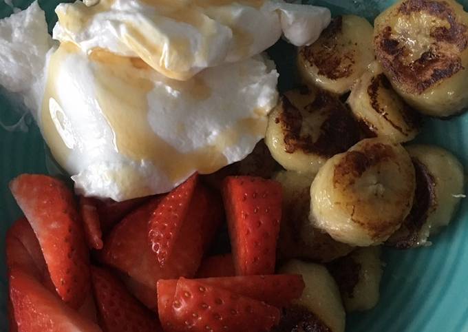 Caramelised Banana with fat free coconut yogurt and berries