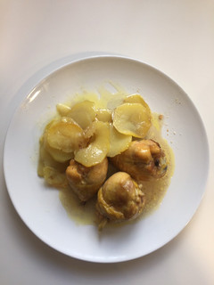 Una foto de Delicias del muslo al horno con patata panadera