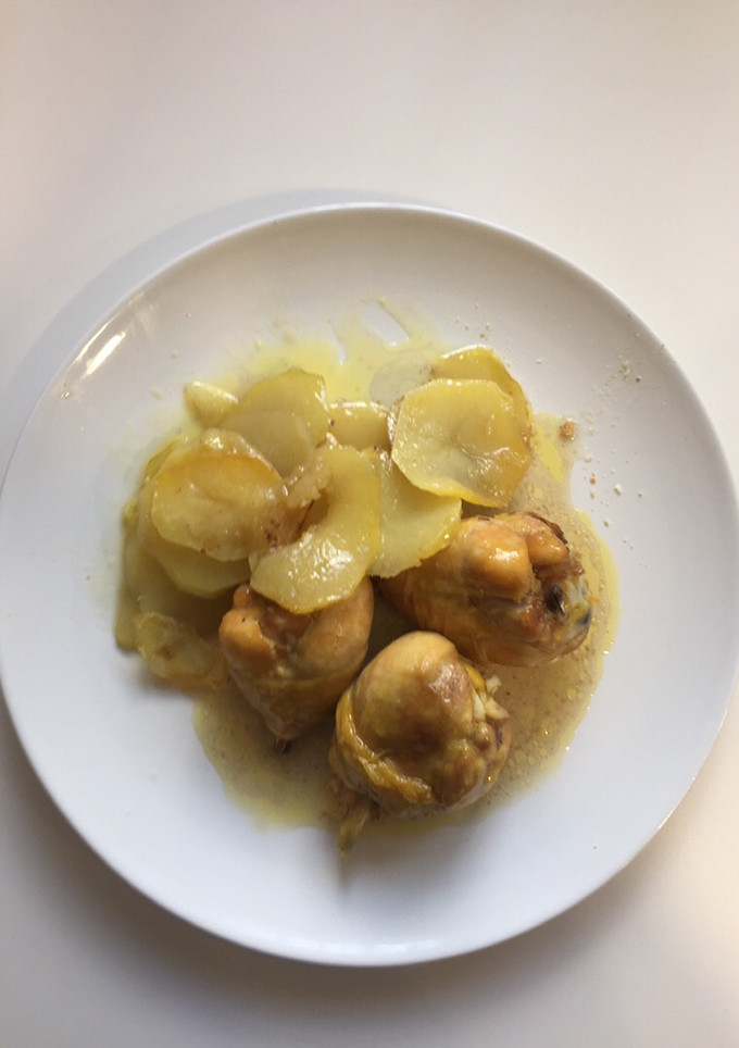 Una foto de Delicias del muslo al horno con patata panadera