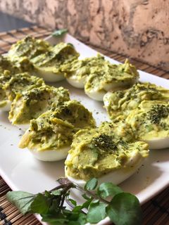 Una foto de Huevos rellenos de aguacate 🥑