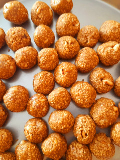 तिल का लड्डू(til ka laddu recipe in hindi) रेसिपी मुख्य फोटो