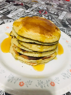 Una foto de Hotcakes con miel