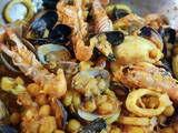 Cazuela de marisco y garbanzos