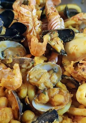 Una foto de Cazuela de marisco y garbanzos