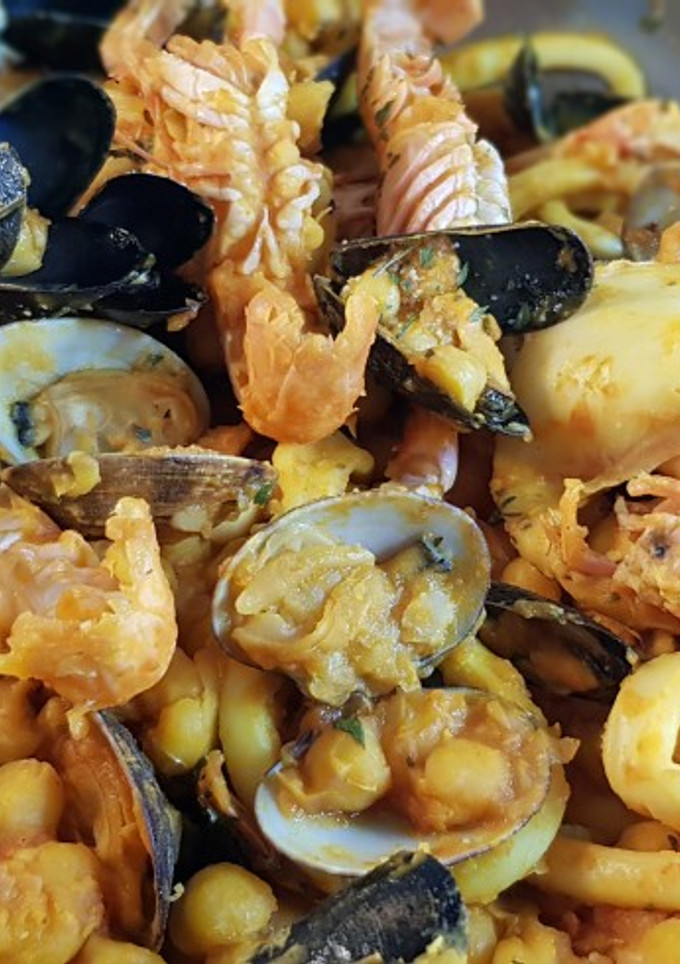 Una foto de Cazuela de marisco y garbanzos