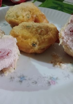 Una foto de Pollo relleno 🍗 con buñuelos de cebolla de verdeo