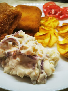 Lilahagymás burgonyasaláta recept fotója
