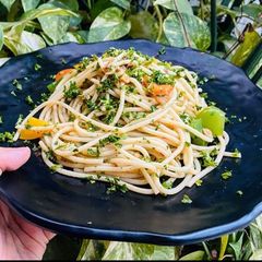 A picture of Spaghetti aglio e olio.