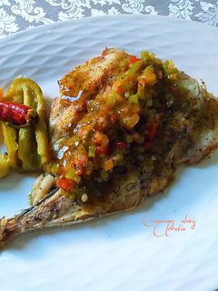 Una foto de Cola de jurel blanco de roca con salteado de chimichurri