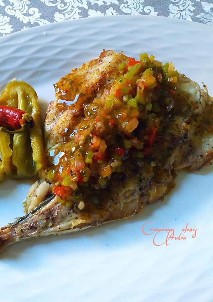 Una foto de Cola de jurel blanco de roca con salteado de chimichurri