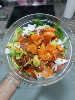 Una foto de Ensalada aguacate 🥑 y mandarina 🍊