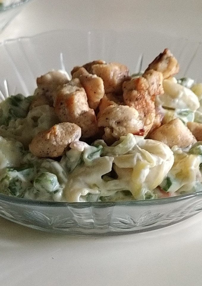 Una foto de Pasta tricolor con pollo