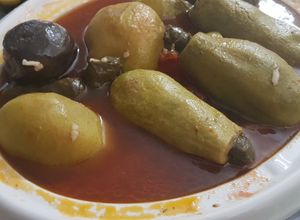 صورة لوصفة محشي كوسا وباذنجان وقرع مع صوص البندورة 😍