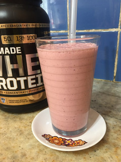 Una foto de Licuado proteico de frutillas y banana