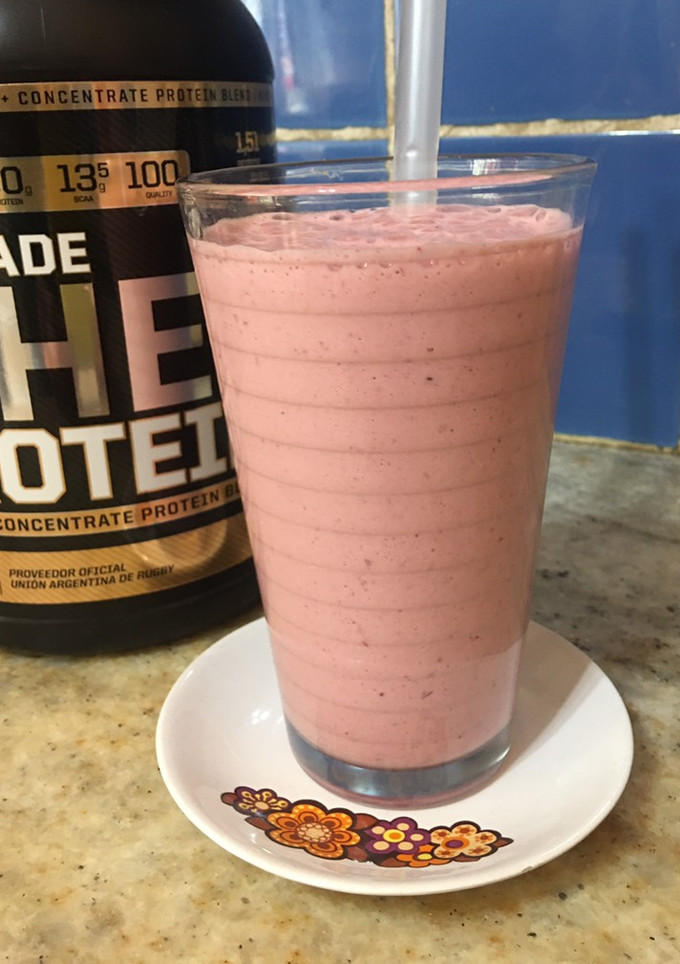 Una foto de Licuado proteico de frutillas y banana