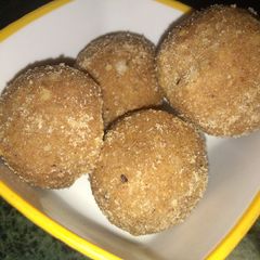 A picture of Wheat flour ladoo.