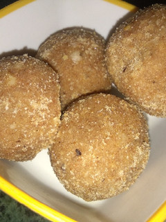 A picture of Wheat flour ladoo.