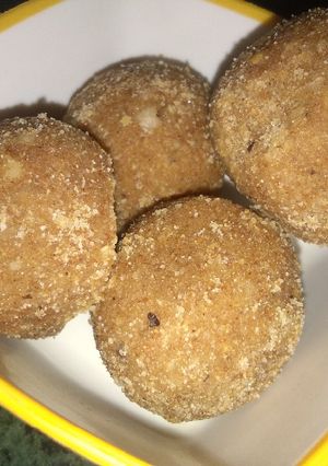 A picture of Wheat flour ladoo.