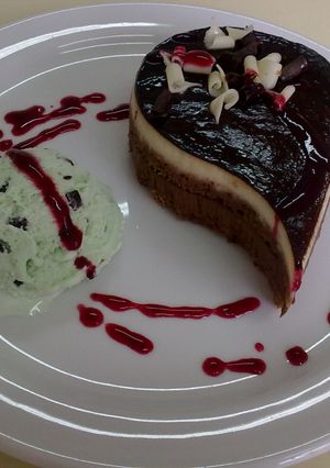 Foto principal de Lagrima de chocolate con helado de Menta y chocolate y coulis de Frambuesa.