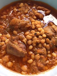 Una foto de Frijoles con salchichas y punta de costillas de cerdo