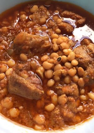 Foto principal de Frijoles con salchichas y punta de costillas de cerdo