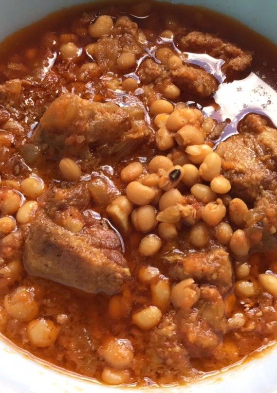 Una foto de Frijoles con salchichas y punta de costillas de cerdo