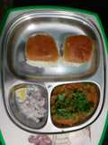 मालवणी मसाला घालून पावभाजी नेहमी पेक्षा वेगळी चव (Malvani Masala Pav Bhaji Recipe In Marathi)