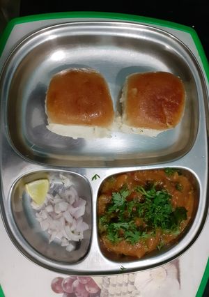 मालवणी मसाला घालून पावभाजी नेहमी पेक्षा वेगळी चव (Malvani Masala Pav Bhaji Recipe In Marathi) रेसिपी चे मुख्य फोटो 