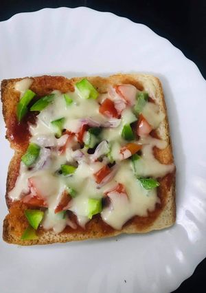 चीजी ब्रेड पिज़्ज़ा (cheesy bread pizza recipe in Hindi) रेसिपी मुख्य फोटो