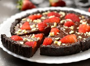 Sütés nélküli csokoládés-epres pite recept fotója