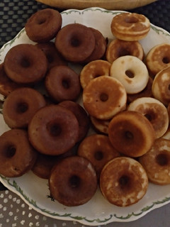 Una foto de Mini Donuts, blancos y de chocolate