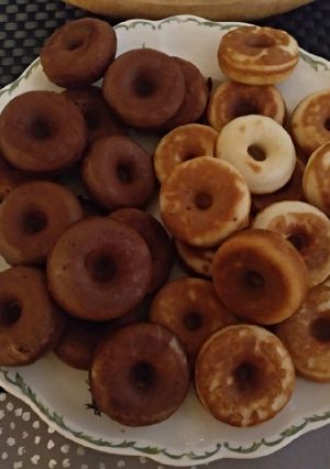 Una foto de Mini Donuts, blancos y de chocolate